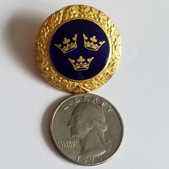 Vintage brooch Sporrong Sweden blue enamel gold tone three crown pin - Picture 16 of 16